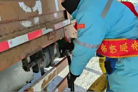 -52.3℃ ！富蕴县吐尔洪乡加油站自创“热敷”加油法图片