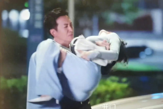 热巴，秦岚，刘涛被抱起时，还是秦岚显得更好看点，凹凸有致的