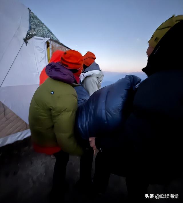 登山网暴救命搭子后续：为救人手废了，女子身份被扒，全程作死