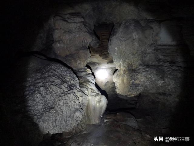 偏远乡野中寻找一个古寺遗址，探险一个深邃溶洞