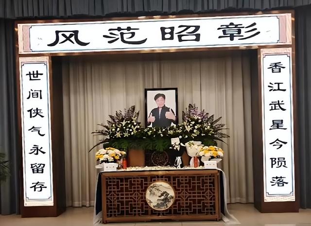 一场追悼会，戳穿了梁小龙在香港的真实地位，原来成龙没说谎！