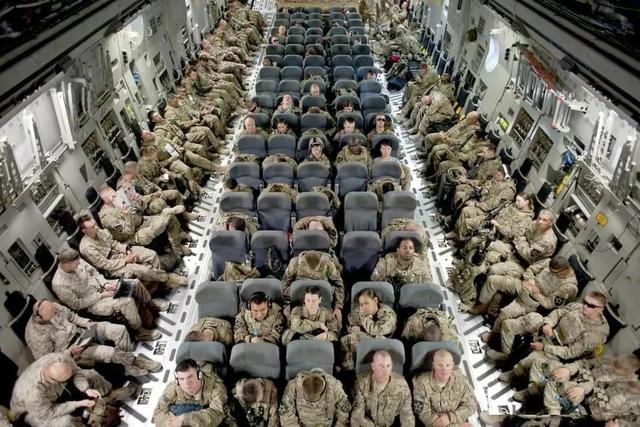 俄乌战争前线士兵亲历：钢铁与血肉的绞索