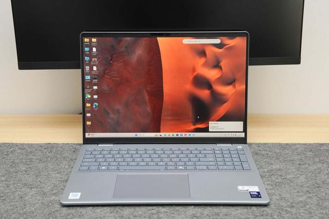 戴尔 灵越 16 Plus 外接显示器办公体验