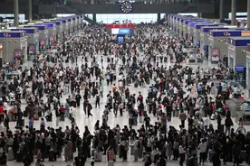 实拍双节假期前的郑州东站：人挤人挤人挤人挤人图片