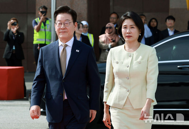 韩国第一夫人惊艳了埃及！59岁穿丝绸收腰裙，小腹凸起也难掩风韵