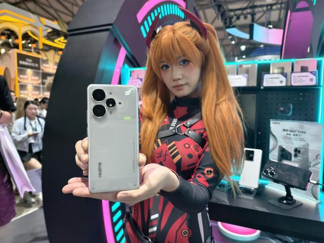 2025CJ现场直击！真我登陆骁龙主题馆：GT7 Pro系列旗舰亮相