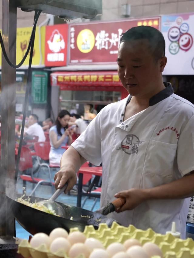 乌鲁木齐的劳动街，是由小炒、烧烤和夏夜晚风组成的