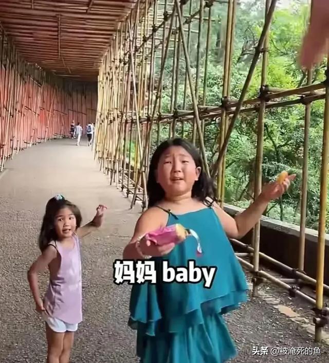 何洁一家五口泰国度假，38岁的她满头白发 不得不说两女儿随了妈妈