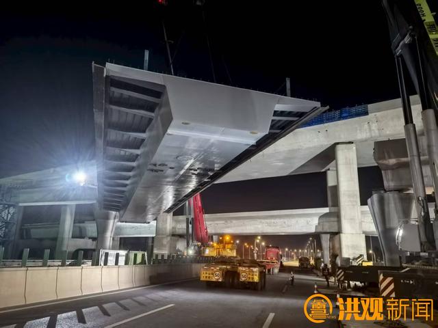 隆兴大桥金山互通启动夜间钢箱梁吊装