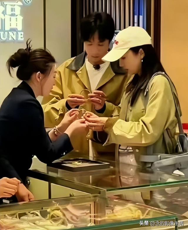 董璇承认再婚后首次亮相带女儿发糖