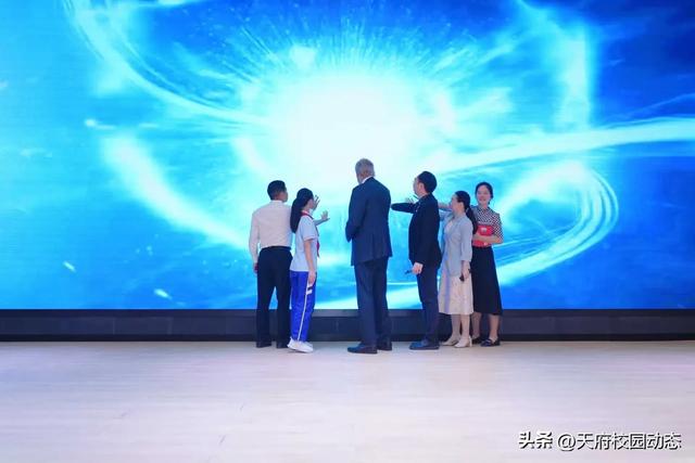 诺奖得主走进石室锦官中学 家校社携手点亮孩子的科学梦