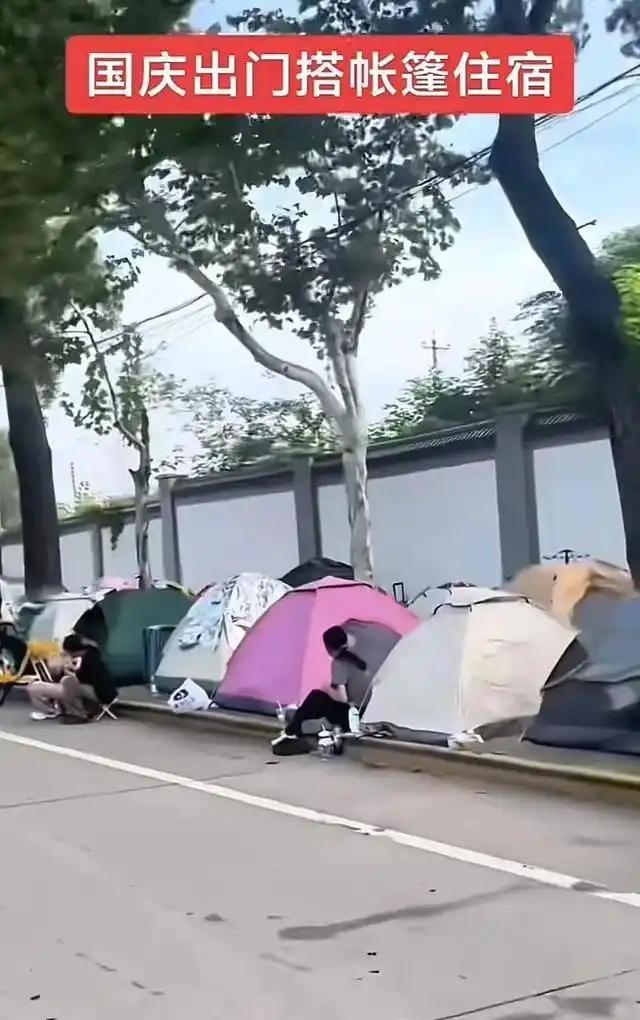 5年倒闭10家景区，年轻人穷游住帐篷，天价酒店景区为啥割不动了
