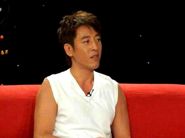 夫妻俩为了不变老，26年不吃肉不生子，近54岁近照不敢认