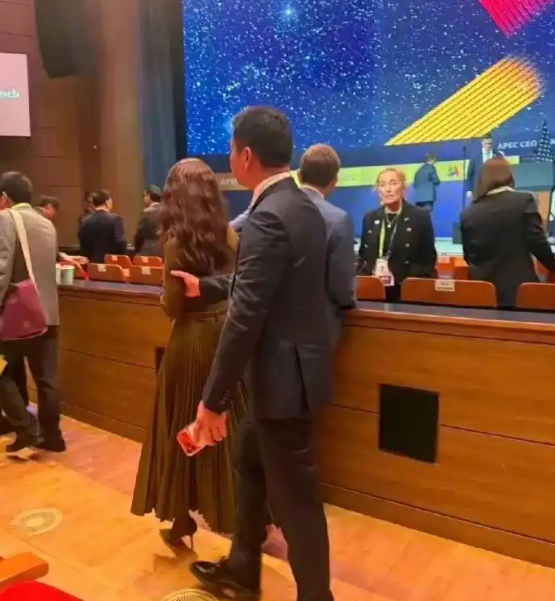 刘强东一句话暴露婚变传闻真相后，恶心一幕出现，奶茶妹妹太可怜