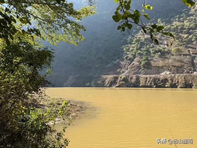 去昆明䘵劝游玩,未见识乐作泥瀑布、却邂逅普渡河迷人风光,惊喜