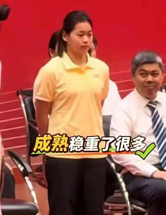 全红婵发育关难过，这次开学典礼上显得又高又壮和妹妹越长越像了