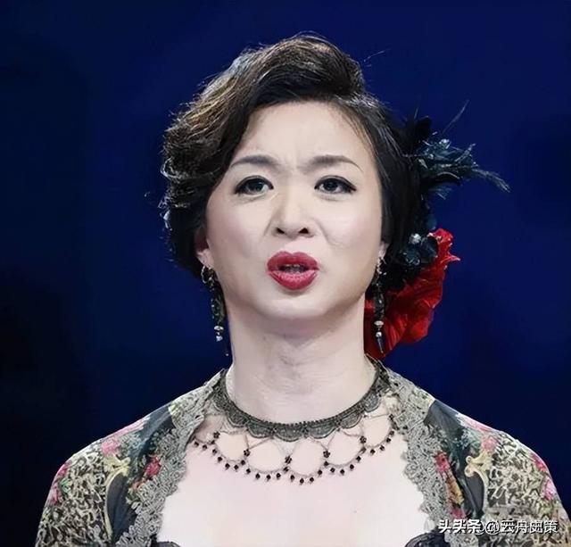 57岁金星定居法国，身材发福满脸褶子连胸都小了，越来越像男人