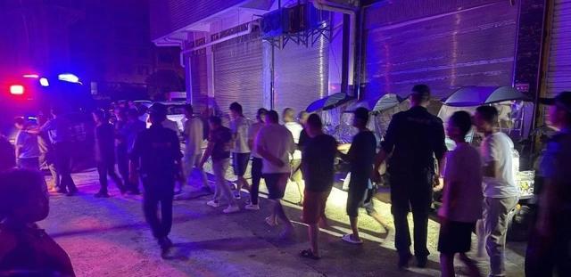 边境赌博有多可怕？女的裸体拍卖，男的生拔指甲，远比想象中可怕