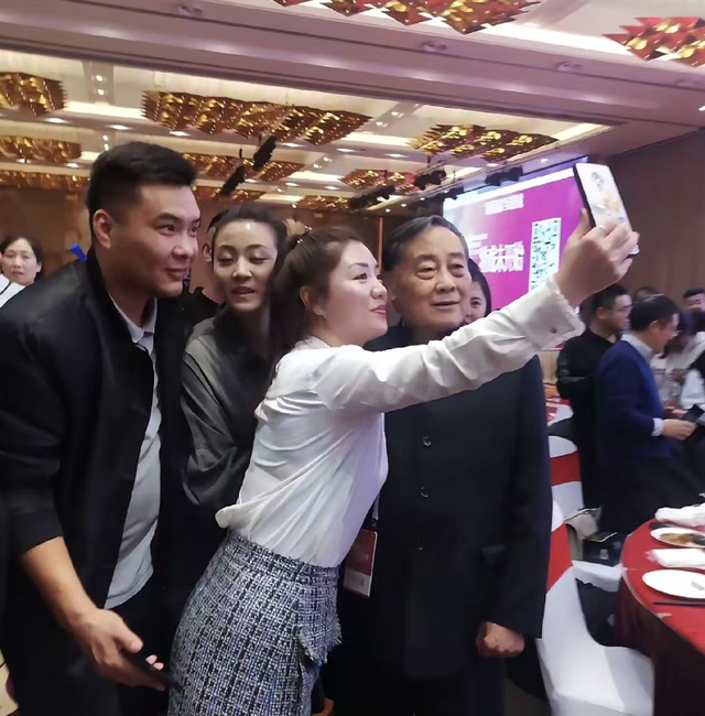 弟弟否认宗庆后有7个孩子，公开宗氏家谱，宗馥莉与宗家人不来往