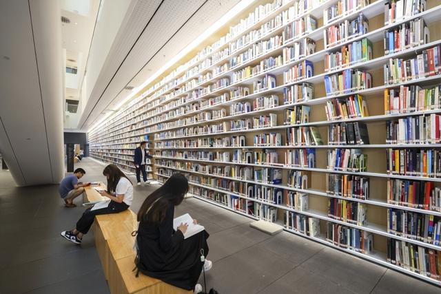 深圳多发达？打飞的上班，300多亿造雪！无线充电随处可见