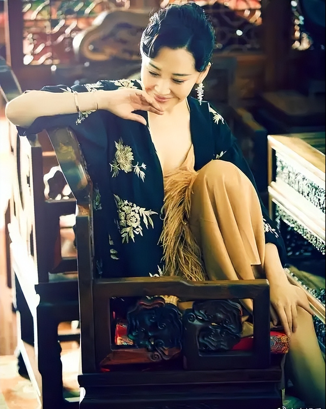 她一生"风流成性	、老少通吃"	，撩汉无数，现如今56岁却依旧单身