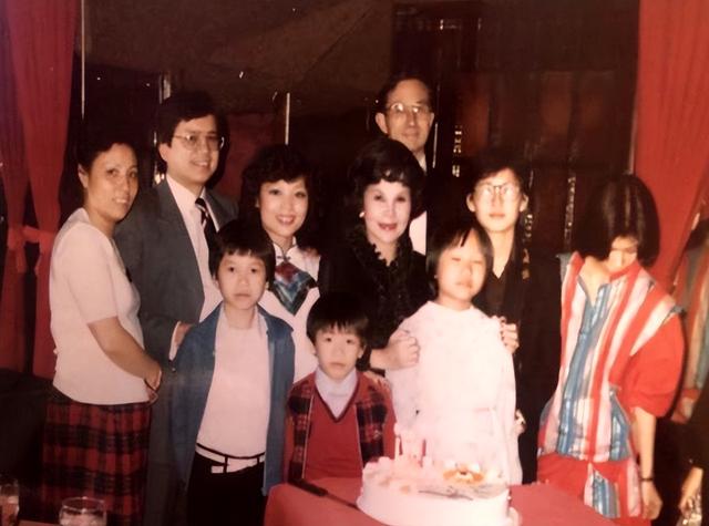 整容成瘾，甘做小三连生六胎，如今94岁住15平米公屋子女不管不顾
