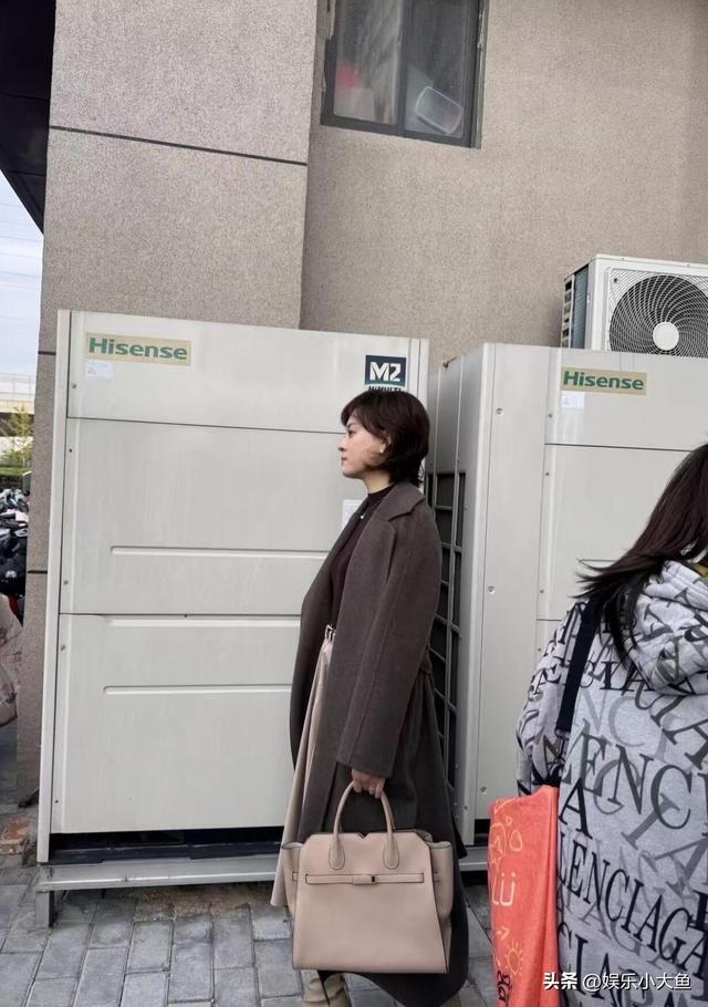 孙俪无锡拍戏被偶遇，身穿毛呢大衣新发型好洋气，本人又瘦又美！