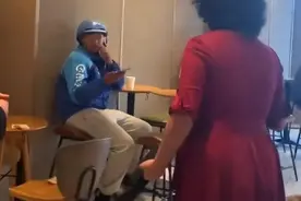 成都星巴克不堪一幕让人破防：富人的傲慢，狠狠背刺了穷人的心酸图片