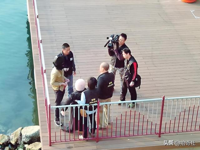 小太妹操控三中年男人，教训说她坏话男生，围殴后抛入大海中溺毙