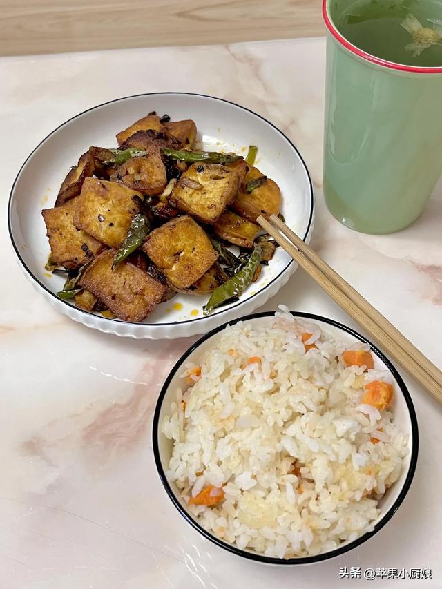 上海小伙负债15万后，晒出一人餐饭菜，网友：寒酸又真实