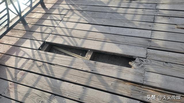 潍坊鸢都湖桥面维护不当，年久失修木板腐烂，存在安全隐患，