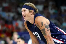 美国男排运动员 海滩秀身材 竟然椰子当泳裤 太开放了图片