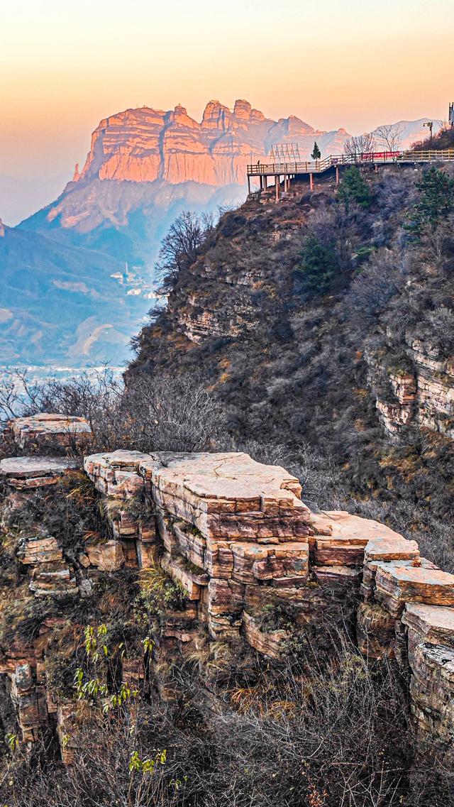 游东太行，望群山 ，感悟‘云海翻腾走龙蛇，绝壁生辉见奇峰’