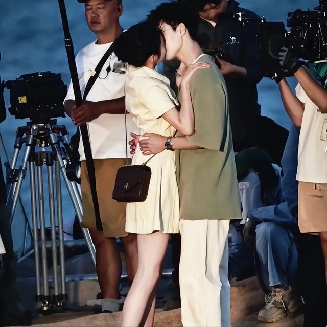 分手传闻仅3月，关晓彤的一张海边亲吻照，撕碎了鹿晗最后的体面