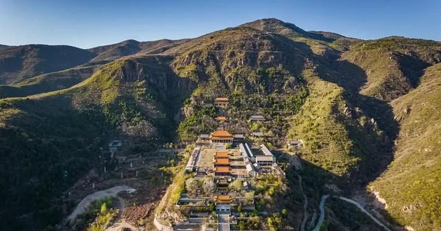 门头沟山顶藏“京西紫禁城	”：烂尾十年，荒草里立金瓦大殿