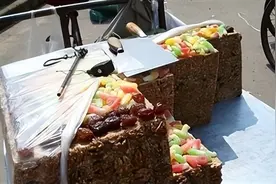 切糕老板欺诈行为曝光，消费者戳破骗局！图片