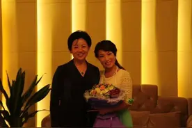 21岁女孩花光积蓄办豫剧团，曾靠直播唱戏凑工资，如今一年下乡演出600场图片