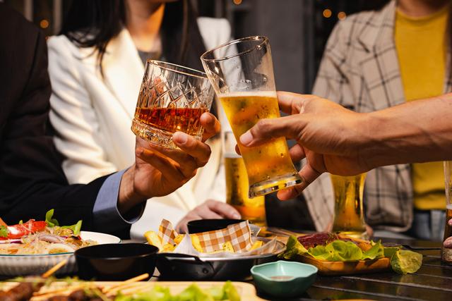 除了吃头孢不能喝酒，还有6种药吃完也不能喝酒，告诉你的酒友！