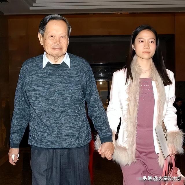 事实证明，49岁无儿无女的翁帆，早被杨振宁安排好了退路
