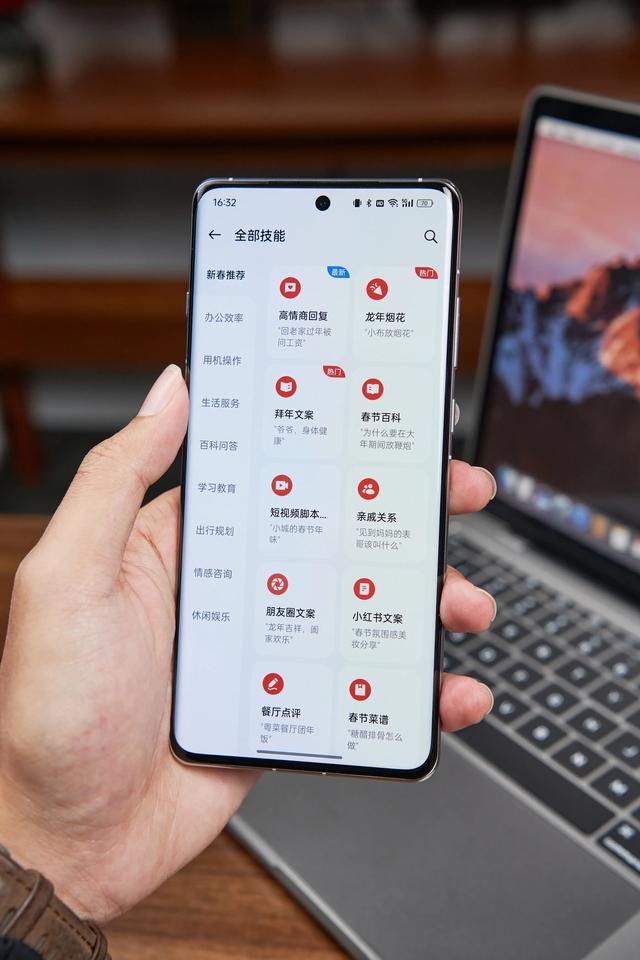 特朗普制裁了个寂寞！苹果迎来最强对手，功能让iPhone秒变老年机