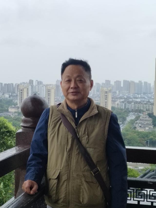 秋雨朦胧中的北固山