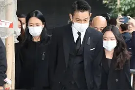 刘德华11岁女儿罕见现身，颜值像极了朱丽倩，跟随爸爸出席葬礼！图片