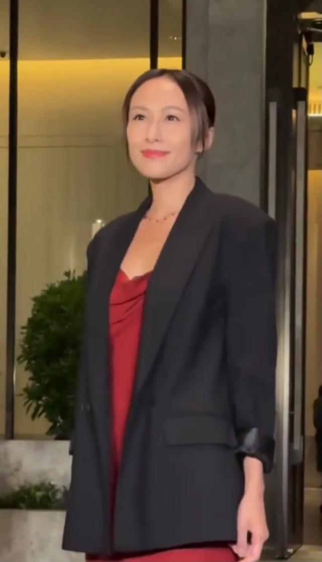 这一夜,傅鹏程成了杨受成的宾客,温碧霞很娇俏,吕良伟夫妻恩爱