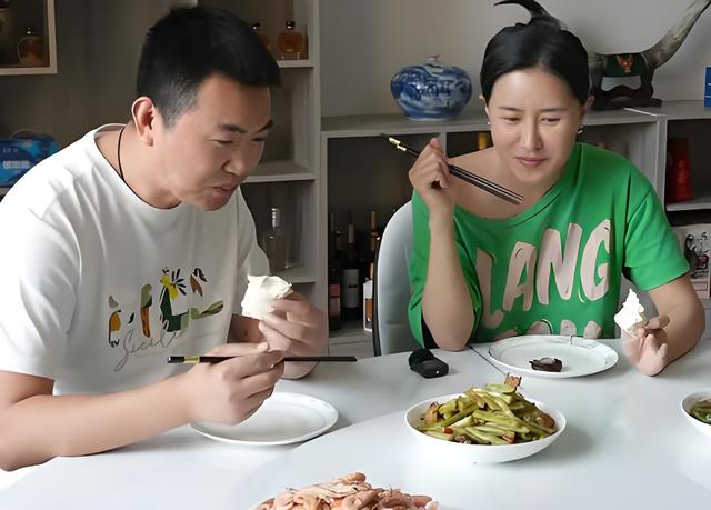 香港三级片女星下嫁农村，曾不雅照满天飞，如今42岁官宣怀孕