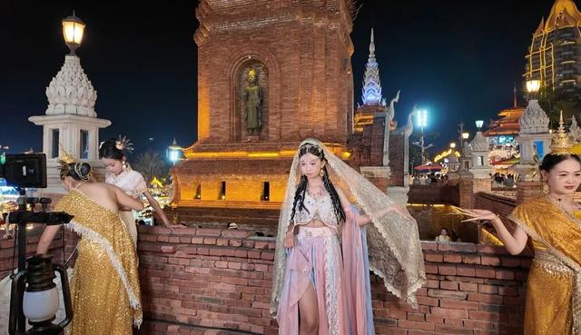 【我在西双版纳过大年】告庄西双景景区年味浓 星光夜市与烟花秀点亮夜空