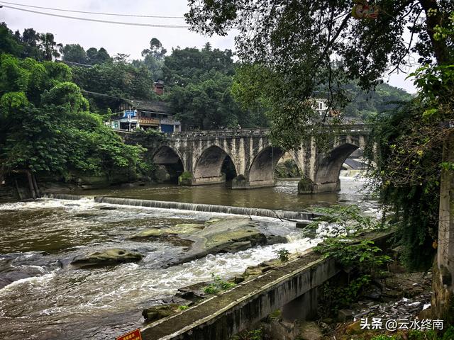 在四川巴盐西运的“盐运第一滩”，我是流着口水逛完这个古镇的