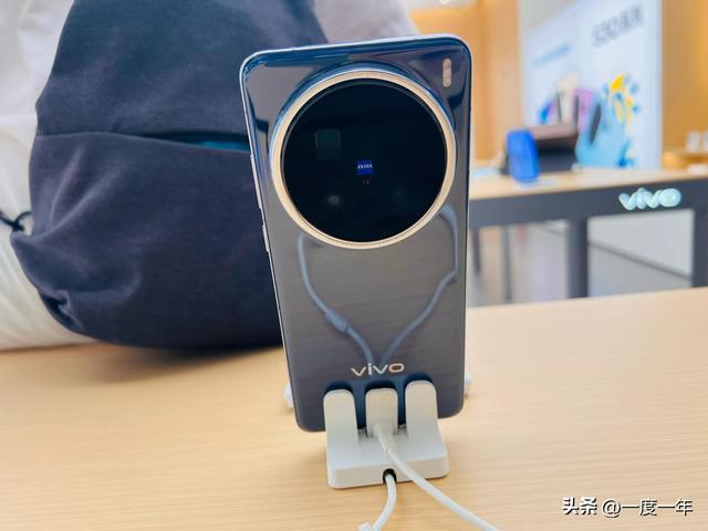 vivo X300 Pro影像突破：LYT-828主摄+定制长焦重塑旗舰体验
