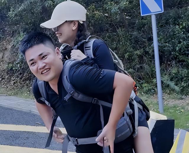 广东女子登山脚崴，被陌生小伙背40分钟下山，恶心的一幕出现了