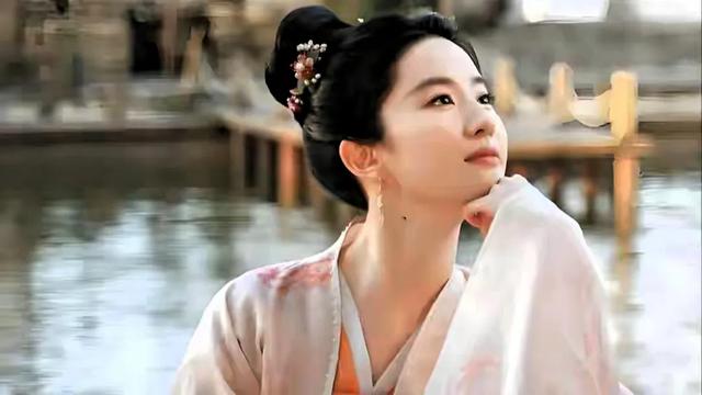 镜子不会说谎!刘亦菲居家自拍意外曝光真实腰臀比,这才叫健康美