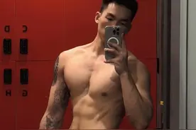 健身房的粗犷野性男人，性感腹肌演绎着男人的魅力图片